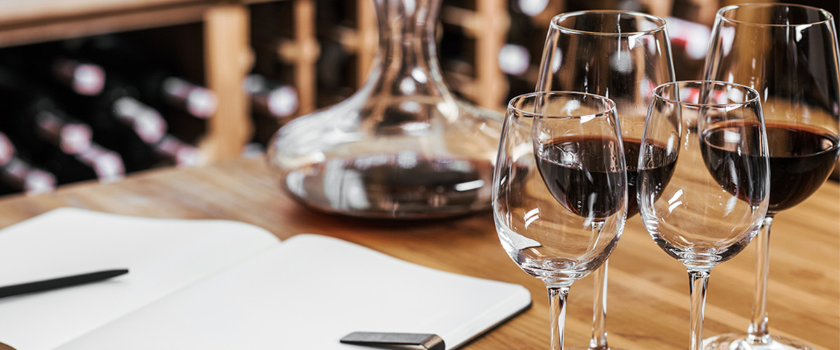 グラスとワイン