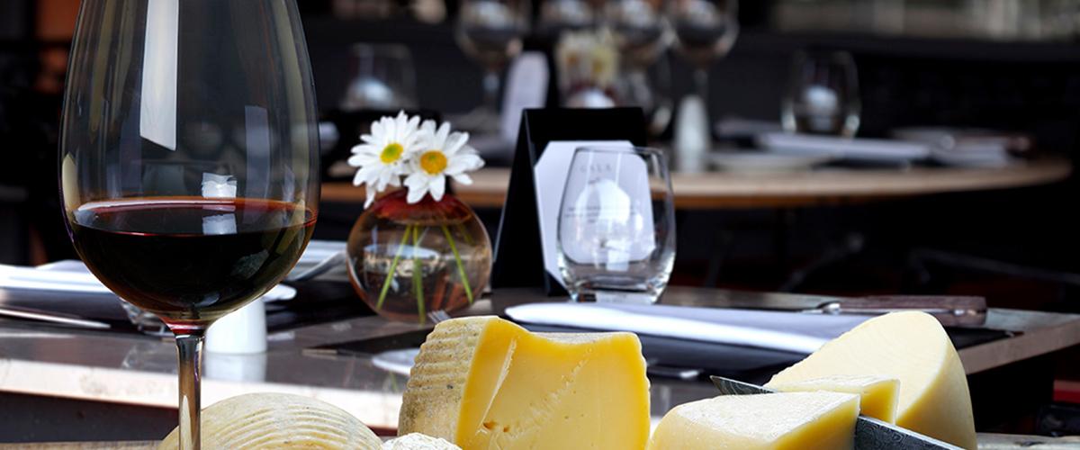 グラスとワイン